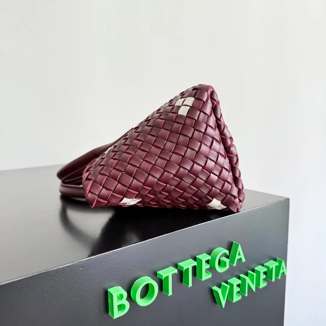 Batch 2120 ready-made BV Mini Cabat limited edition mini vegetable basket💓 The classic bag is available in mini size, different styles can be matched with a full sense of fashion💯 If you like it, don’t miss it, built-in small card holder, double-layer sheepskin weaving inside and outside, full of details✅ Style number: 709464 Size: 22*6.5*15.5cm